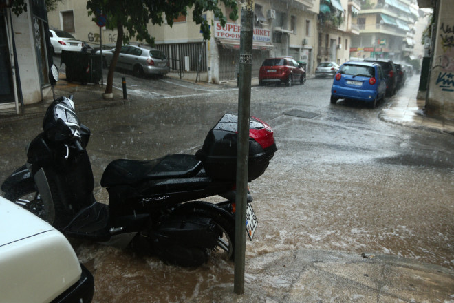 «Σφυροκοπά» την Αττική η κακοκαιρία- Έντονα φαινόμενα στην Εύβοια