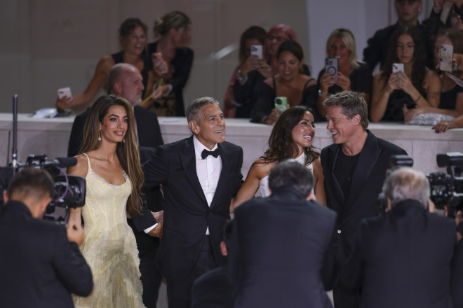Το ζεύγος Clooney, Ines de Ramon και Brad Pitt στην πρεμιέρα της ταινίας "Wolfs" στο 81ο Φεστιβάλ Κινηματογράφου της Βενετίας- Photo by Vianney Le Caer/Invision/AP)