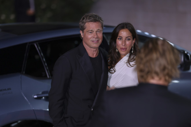 Brad Pitt και Ines de Ramon στην πρεμιέρα της ταινίας 'Wolfs' στο 81ο Φεστιβάλ Κινηματογράφου της Βενετίας- Photo by Vianney Le Caer/Invision/AP