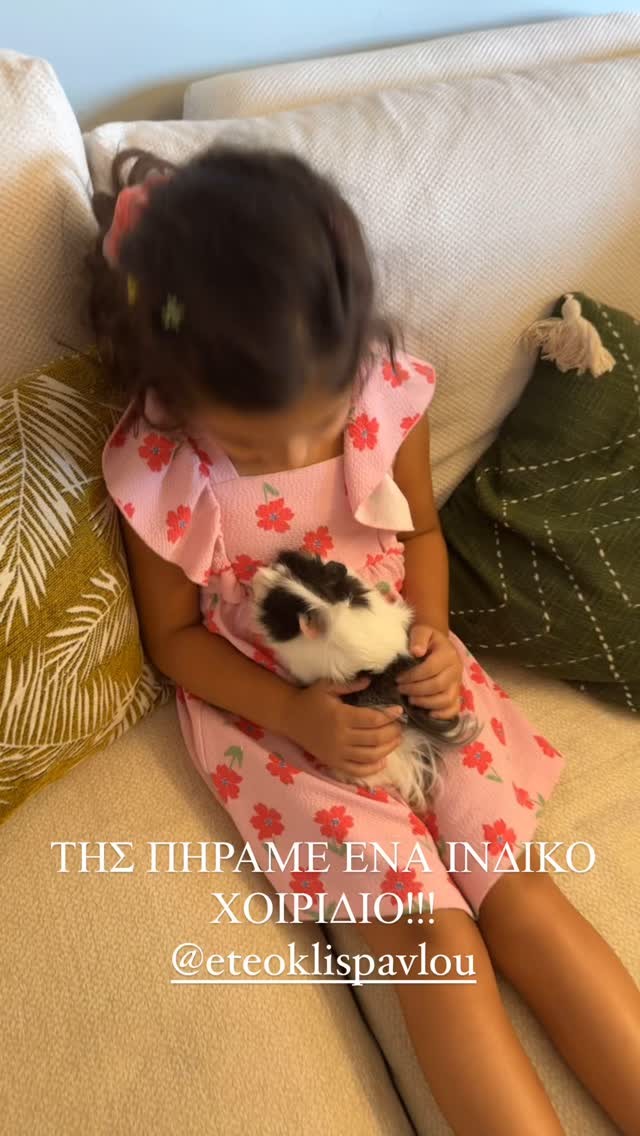 Η Μελίτα κρατώντας στην αγκαλιά της το ινδικό χοιρίδιο/ πηγή instagram