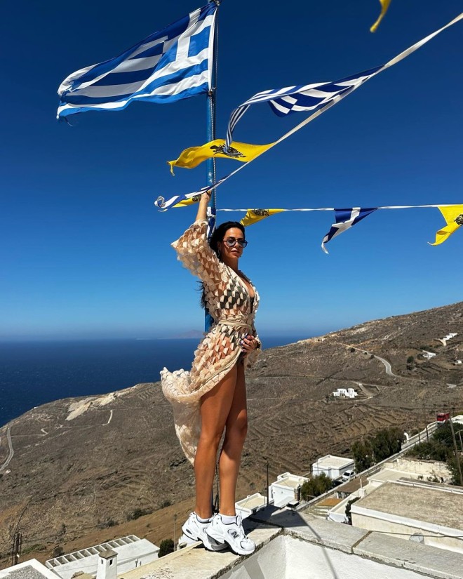 Στιγμιότυπο από τις διακοπές της Μαρίας Αντωνά στην Τήνο/ πηγή instagram