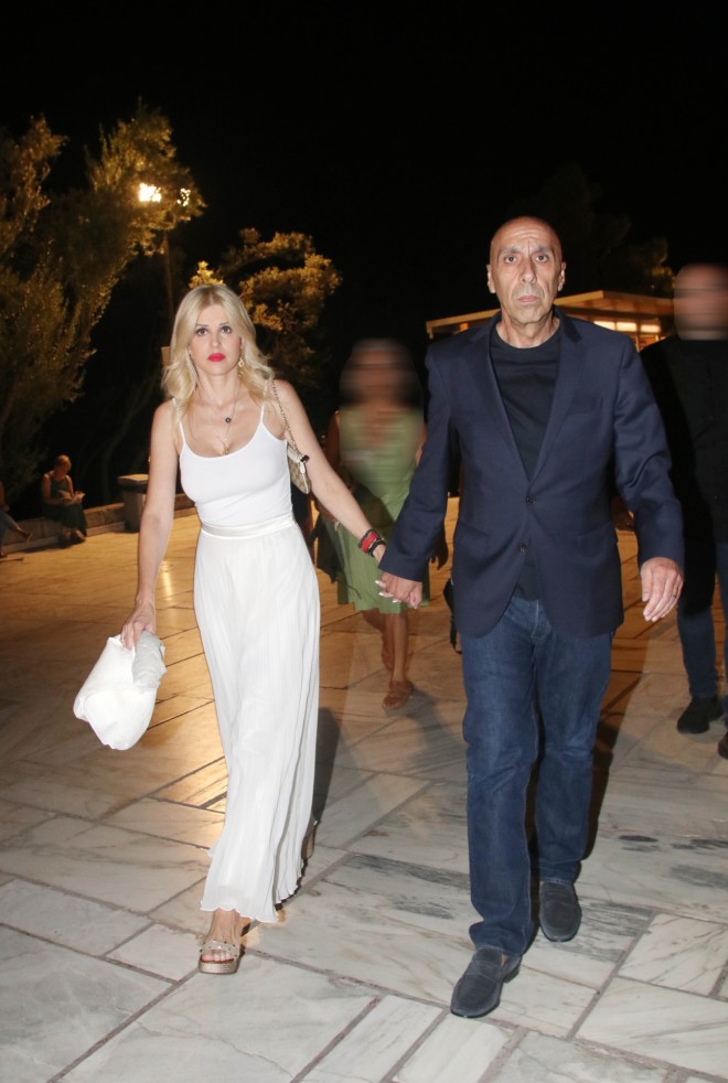 Η Έλενα Ράπτη με αέρινο λευκό σύνολο στο Ηρώδειο χέρι χέρι με τον Γιάννη Μπρατάκο.