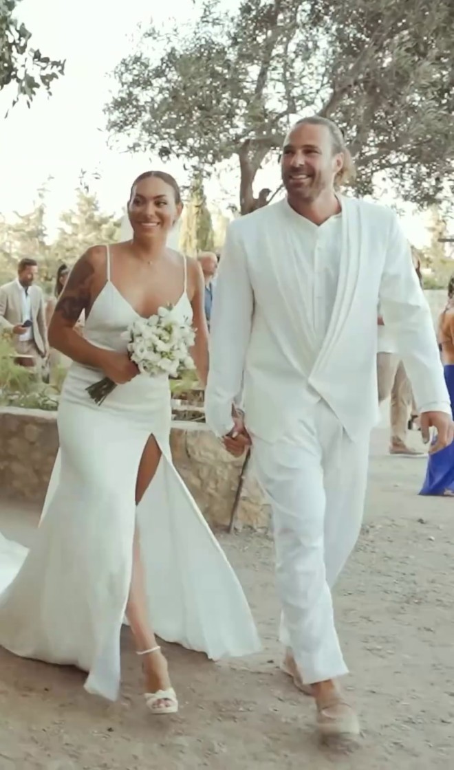 Η Ευρυδίκη Βαλαβάνη κι ο Γρηγόρης Μόργκαν πιο όμορφοι από ποτέ στον γάμο τους!