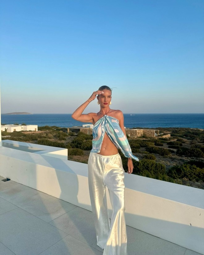 Η Rosie Huntington στην Αντίπαρο/ πηγή instagram