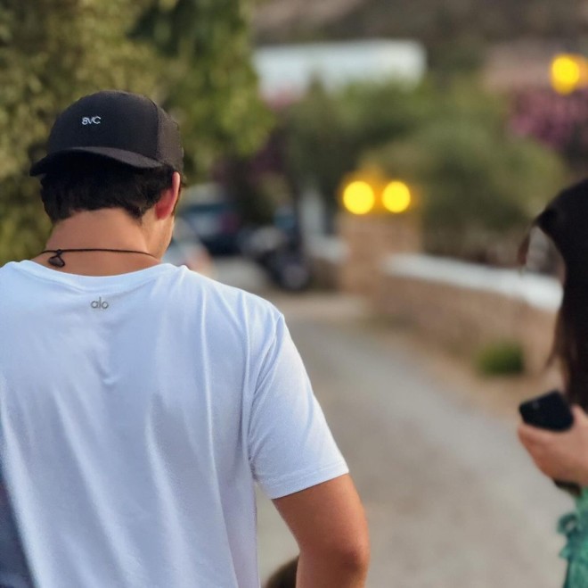 Οι ξέγνοιαστες βόλτες του Μάξιμου Κωστόπουλου στο νησί 