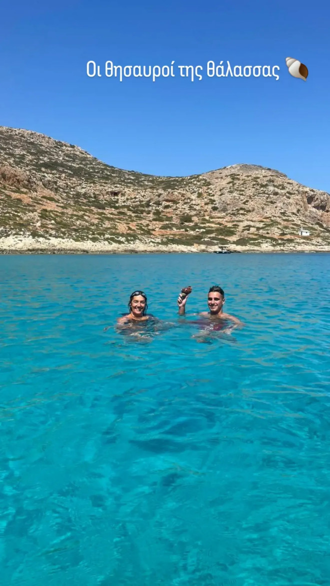 Η Νόνη Δούνια κάνει tour στις παραλίες των Χανίων με τον 19χρονο γιο της, Στάθη