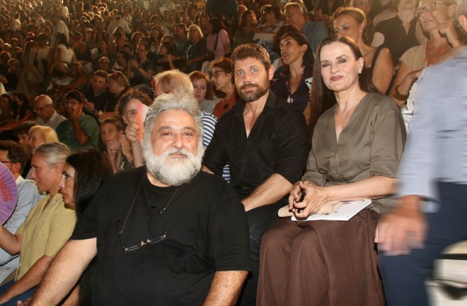 Η Καρυοφυλλιά Καραμπέτη με τον σύντροφό της Κρις Ραντάνοφ και τον ηθοποιό Γιάννη Αναστασάκη στο Ηρώδειο /NDP Photo Agency - Έλλη Πουπουλίδου