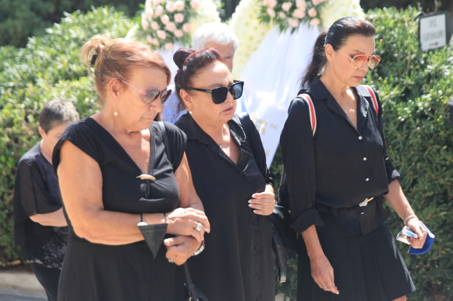 Η Μίρκα Παπακωνσταντίνου και η Ελίζα Πάλλη, οι δύο πρώην σύζυγοι του Δάνη Κατρανίδη, στην κηδεία του/ Eurokinissi ΠΑΝΑΓΟΠΟΥΛΟΣ ΓΙΑΝΝΗΣ