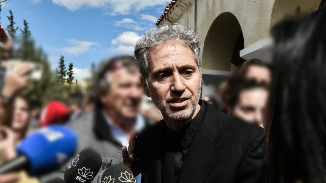 O Δημήτρης Κόκοτας στην κηδεία του πατέρα του, τον Οκτώβριο του 2022/ (ΤΑΤΙΑΝΑ ΜΠΟΛΑΡΗ/EUROKINISSI)