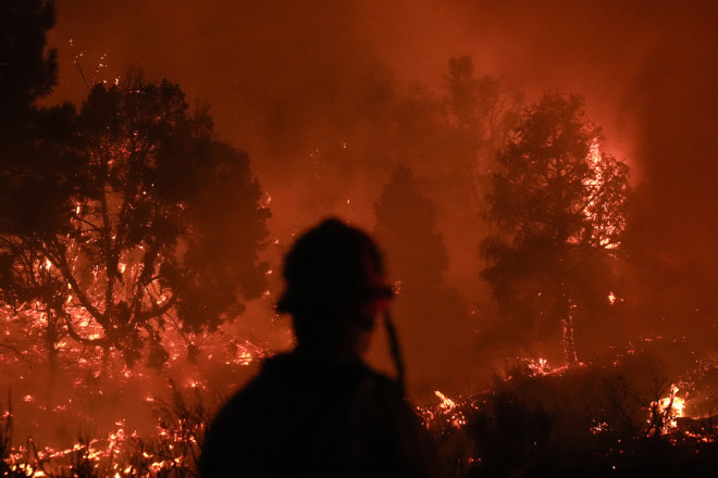 Σκηνές κόλασης στην Καλιφόρνια από τη φωτιά 