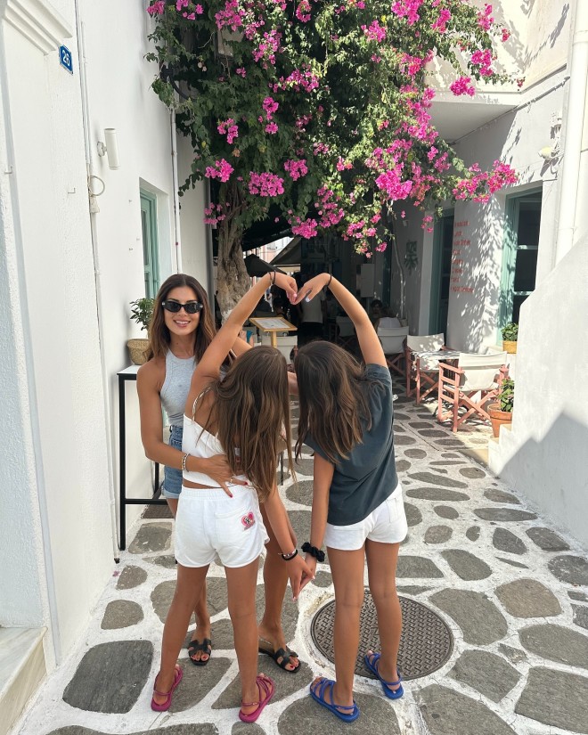 Παιχνίδια της Σταματίνας Τσιμτσιλή με τις κόρες της στην Πάρο 