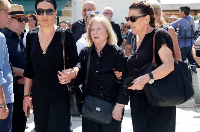 Η Τζούλια Αργυροπούλου έφτασε υποβασταζόμενη στο Κοιμητήριο Ζωγράφου για το τελευταίο «αντίο» στον σύζυγό της, Ντίνο Καρύδη /NDP Photo Agency - Ανδρέας Νικολαρέας