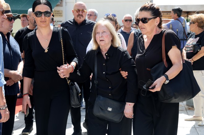 Η Τζούλια Αργυροπούλου έφτασε υποβασταζόμενη στο Κοιμητήριο Ζωγράφου για το τελευταίο «αντίο» στον σύζυγό της, Ντίνο Καρύδη /NDP Photo Agency - Ανδρέας Νικολαρέας