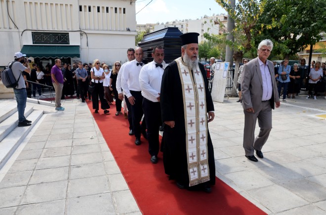 Θρήνος στην κηδεία του Ντίνου Καρύδη /NDP Photo Agency - Ανδρέας Νικολαρέας