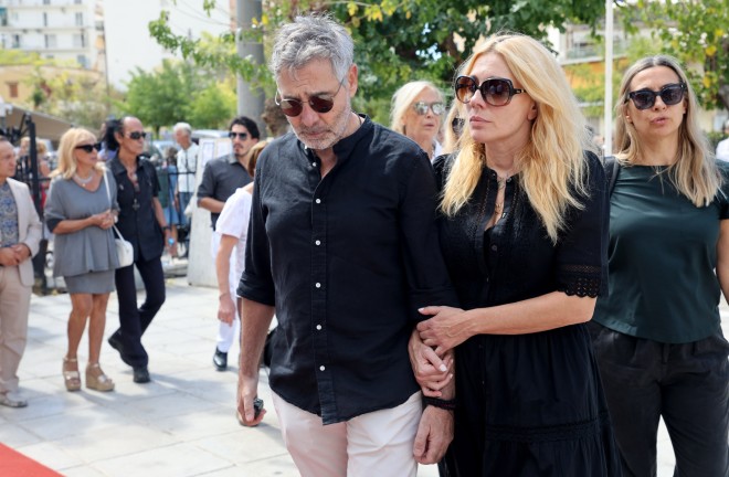 Κηδεία Ντίνου Καρύδη: Συντετριμμένοι η Σμαράγδα Καρύδη με τον Θοδωρή Αθερίδη /NDP Photo Agency - Ανδρέας Νικολαρέας
