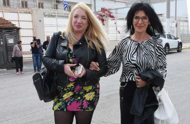 Η Ερασμία Μάνου με τη μητέρα της Σοφία Βόσσου, μετά το σύμφωνο συμβίσως που υπέγραψε με τον κρατούμενο στις φυλακές Κορυδαλλού πρώην σύζυγό της, Βασίλη Δημάκη /NDP  