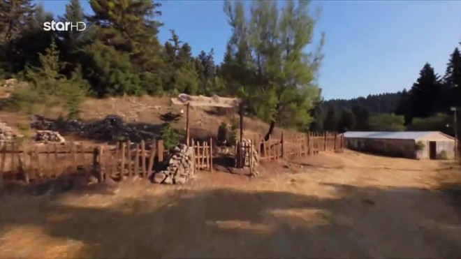 Ένας φράχτης χωρίζει τους χώρους διαμονής των δύο ομάδων