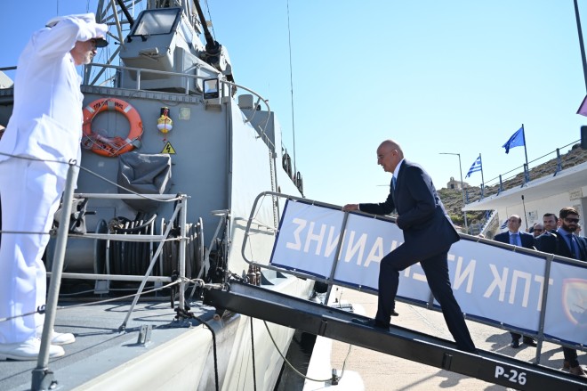 O N. Δένδιας σε πυραυλάκατο στο λιμάνι των Κυθήρων 