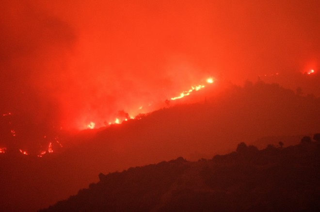 Στην περιοχή πνέουν ισχυροί άνεμοι που δυσκολεύουν το έργο των πυροσβεστών - Eurokinissi