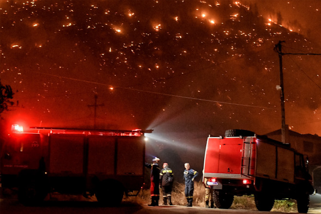 Η φωτιά στο Ξυλόκαστρο μαίνεται ανεξέλεγκτη - Eurokinissi