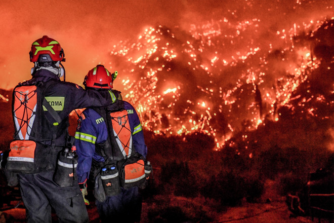 Η Πυροσβεστική έκανε λόγο για εξαιρετικά δύσκολες συνθήκες στην περιοχή, που δυσκολεύουν την κατάσβεση - Eurokinissi