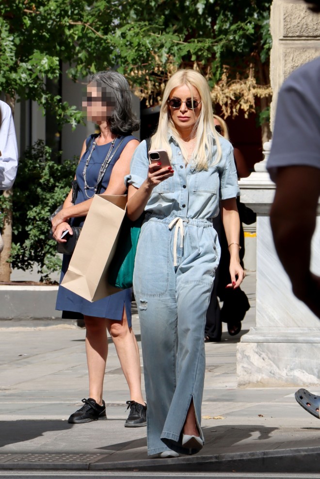 Κατερίνα Καινούργιου με denim jumpsuit στο κέντρο της Αθήνας/ NDP