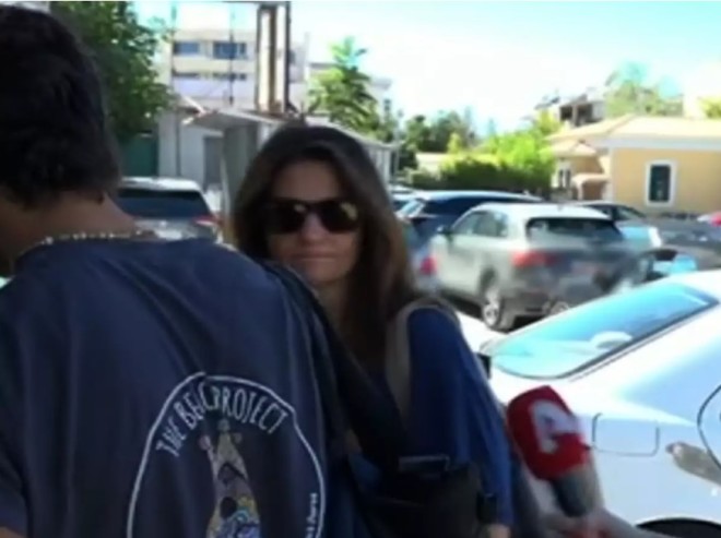 Μαρινέλλα: Η κόρη έξω από το νοσοκομείο