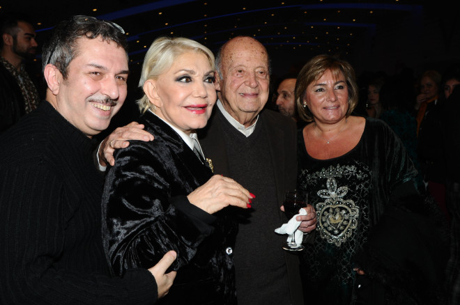 Ο Μίμης Πλέσσας, με τη σύζυγό του, Λουκίλα Καρρέρ, τη Μαρινέλλα και τον Χρήστο Χατζηπαναγιώτη - NDP Photo