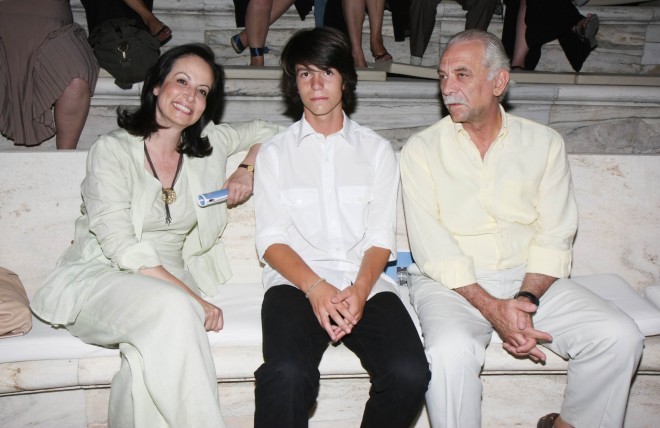 Ο Χάρης Σαβαλάνος με τους γονείς του, Άννα Διαμαντοπούλου και Γιάννη Σαβαλάνο, στο Ηρώδειο το 2008 /NDP