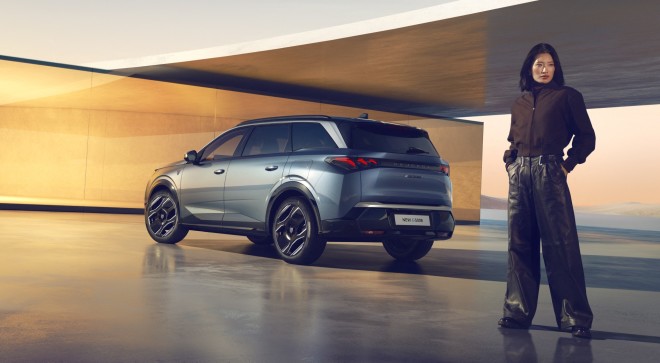 PEUGEOT E-5008: Τα προσόντα και οι τιμές στην Ελλάδα 