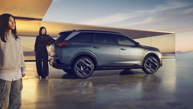 PEUGEOT E-5008: Τα προσόντα και οι τιμές στην Ελλάδα 
