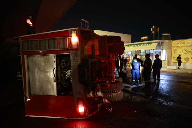 Το δυστύχημα στον Ασπρόπυργο και η επιχείρηση απεγκλωβισμού των συναδέλφων τους από τους πυροσβέστες 