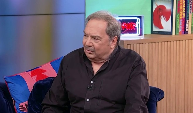 Φέτος, ο Σταμάτης Φασουλής θα σκηνοθετήσει και θα πρωταγωνιστήσει στην κωμωδία Η δεξιά, η αριστερά και ο κυρ-Παντελής στο Παλλάς