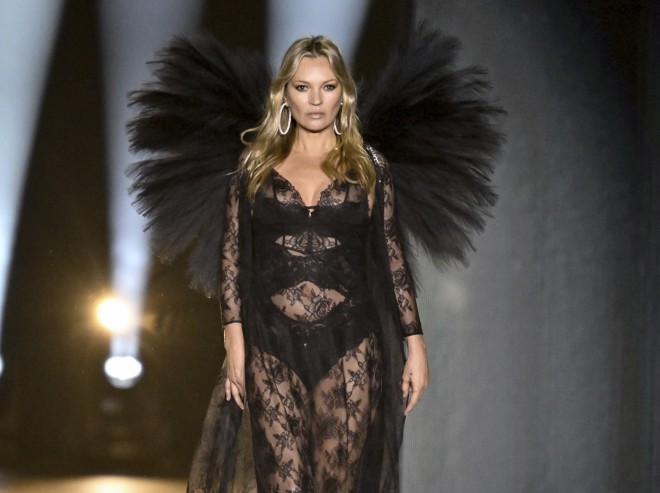 Ο διεθνής Τύπος ενθουσιάστηκε με το catwalk της Κέιτ Μος στο σόου της Victoria's Secret!