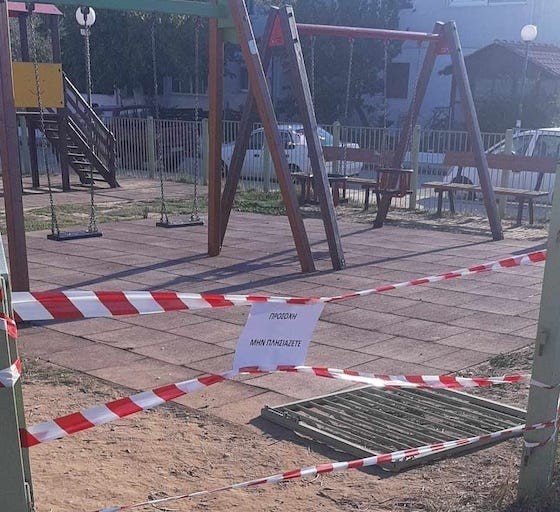 Η πόρτα της παιδικής χαράς που έπεσε πάνω στο παιδάκι στην Αλεξανδρούπολη - e-evros.gr
