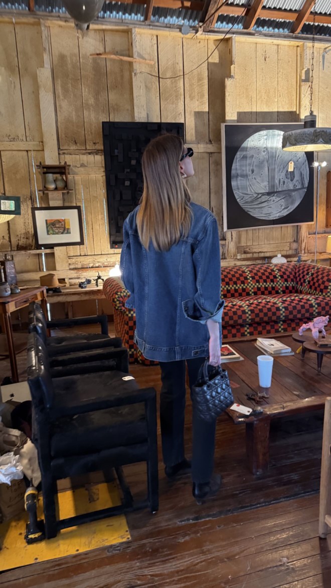 Αμαλία Κωστοπούλου: Το φθινοπωρινό look της με denim jacket και τσάντα Dior
