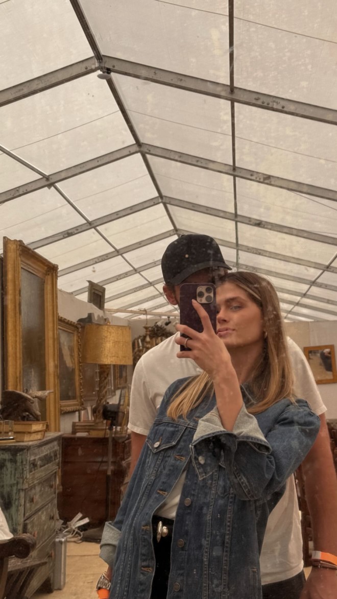 Αμαλία Κωστοπούλου: Το φθινοπωρινό look της με denim jacket και τσάντα Dior