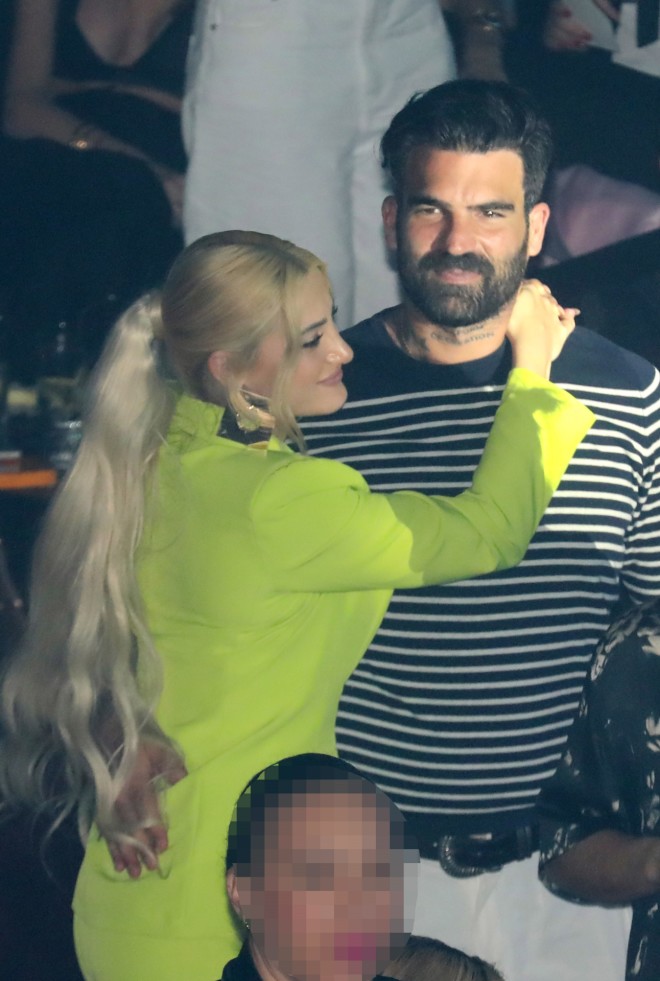 Η Ιωάννα Τούνη και ο Δημήτρης Αλεξάνδρου αγκαλιασμένοι σε βραδινή τους έξοδο /NDP - Νίκος Δρούκας