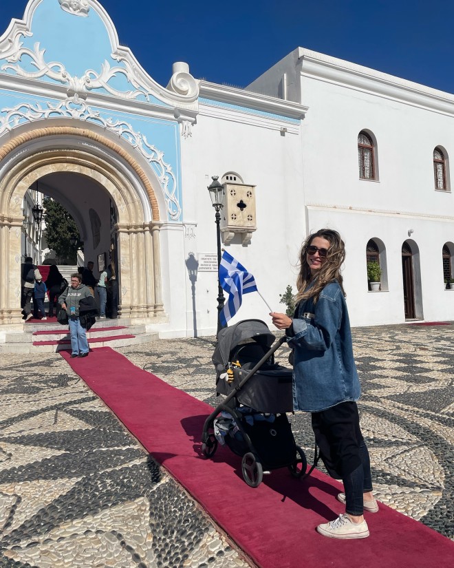 Η Βασιλική Τρουφάκου με τον γιο της έξω από την Παναγιά της Τήνου/ instagram