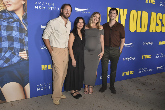 Tom Ackerley, Bronte Payne, Margot Robbie, Josey McNamara στην πρεμιέρα «My Old Ass», το περασμένο Σεπτέμβριο/ Photo by Richard Shotwell/Invision/AP
