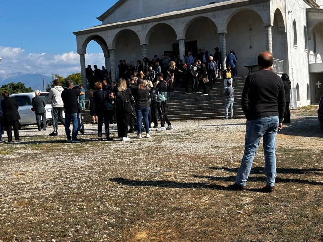 Αγρίνιο: Σπαραγμός στην κηδεία του 20χρονου που σκοτώθηκε σε τροχαίο