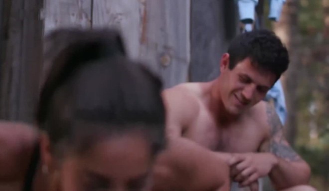 Φάρμα: Ο Φίλιππος δεν μπορεί να πάρει το βλέμμα του από τη Μαρία!