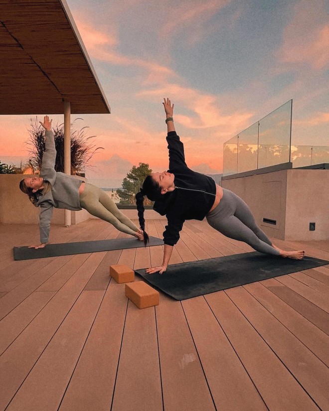 Χριστίνα Μπόμπα: Κάνει yoga στο μπαλκόνι της την ώρα του ηλιοβασιλέματος