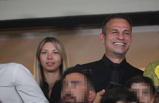 Ο Ντέμης Νικολαΐδης με την Αλεξάνδρα Νικολαΐδου σε παλαιότερη εμφάνισή τους στο γήπεδο της ΑΕΚ / NDP (Νίκος Ζότος)