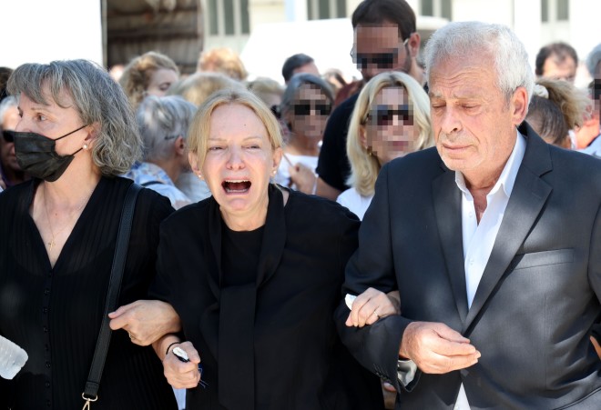 Η Γιούλη Ζήκου στην κηδεία του Γιάννη Μόρτζου τον περασμένο Σεπτέμβριο 