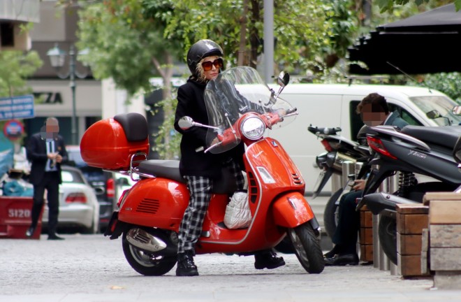 Ελεονώρα Ζουγανέλη: Στιλάτη με το απόλυτο καρό παντελόνι 