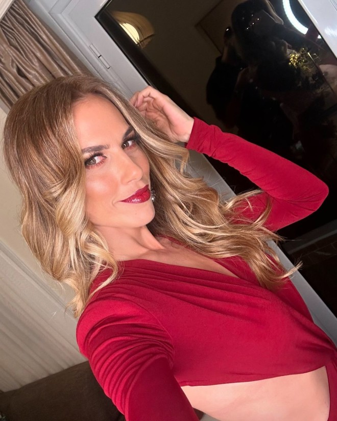 Ντορέττα Παπαδημητρίου: H «hot» εμφάνισή της με κόκκινο φόρεμα/ instagram