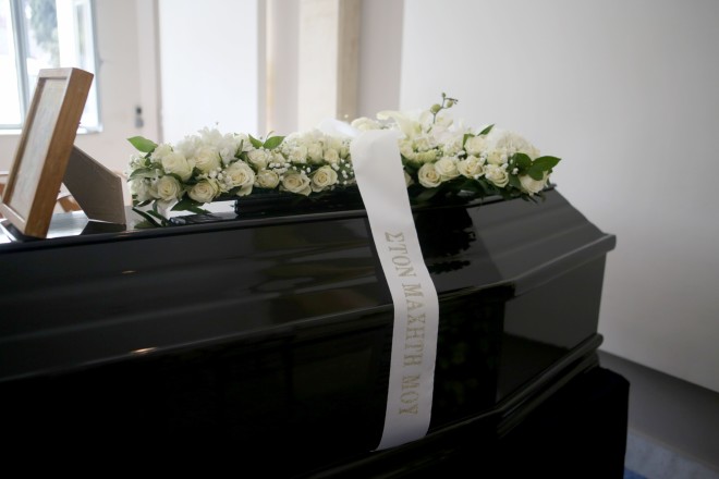 Κηδεία Αντώνη Λυμπέρη: Συντετριμμένη η σύζυγός του, Έλενα Μακρή