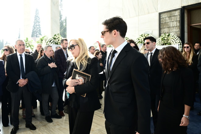 Κηδεία Αντώνη Λυμπέρη: Συντετριμμένη η σύζυγός του, Έλενα Μακρή