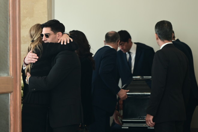 Κηδεία Αντώνη Λυμπέρη: Συντετριμμένη η σύζυγός του, Έλενα Μακρή